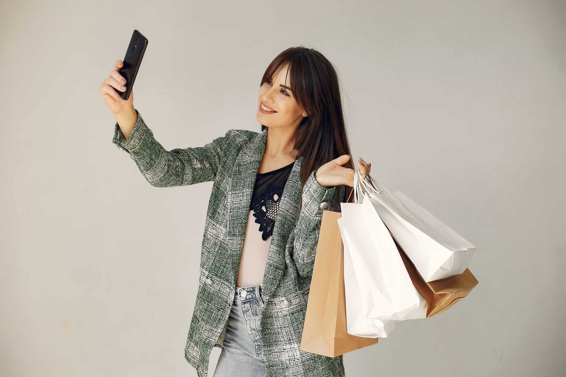 《誰說人是理性的》讀後心得:人類行為的底層思維 2 happy young woman with shopping bags taking selfie