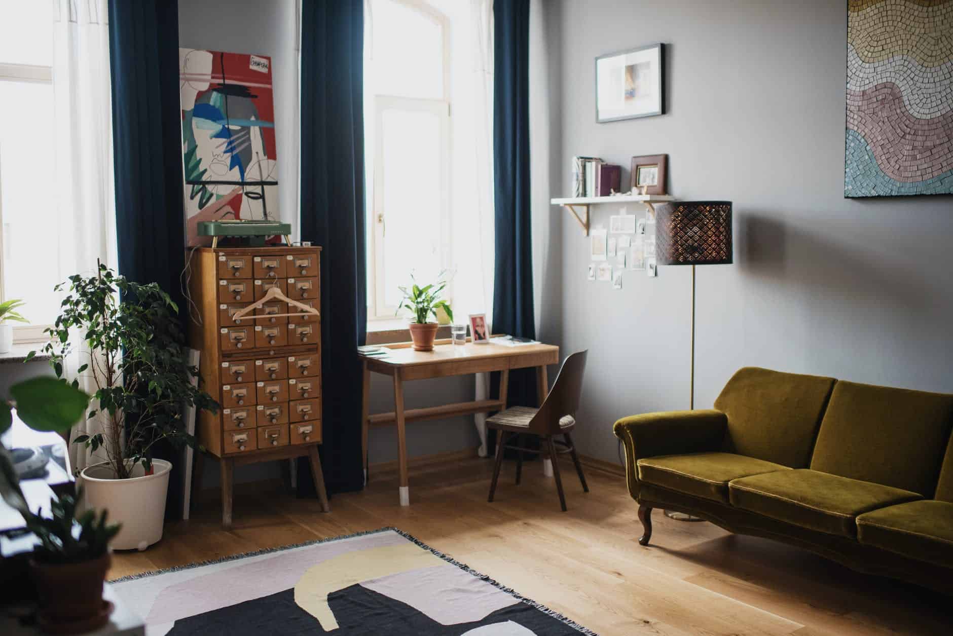 《在大腦外思考》讀後心得:如何善用大腦外的智慧? 3 modern interior style with wooden floor and cozy sofa