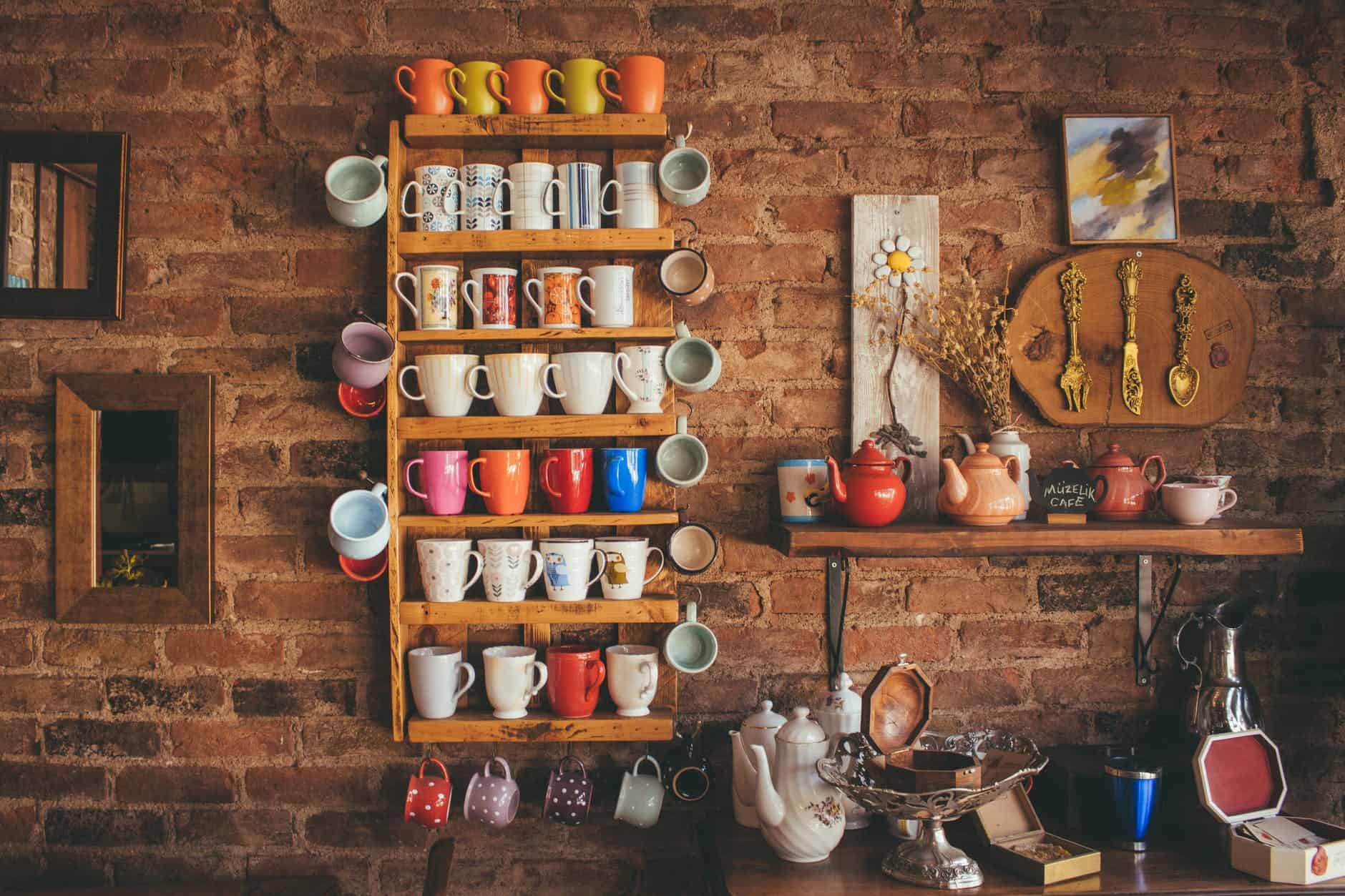《NFT狂潮》NFT 的應用、缺點、購買原因和挑選方式 5 assorted color mugs on brown wooden floating rack