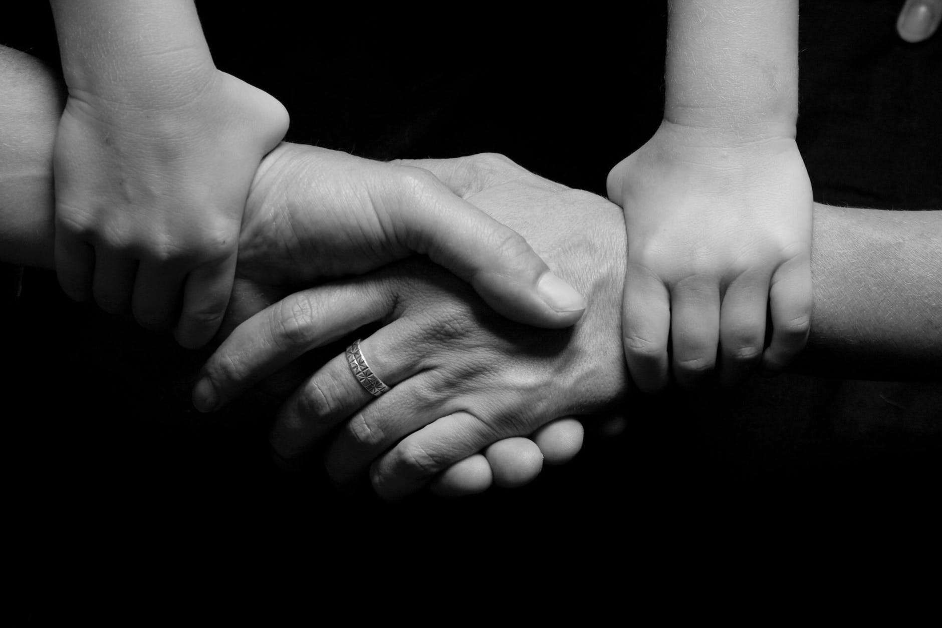 《第二座山》讀後心得:一個人走得快,一群人走得遠 4 black and white connected hands love