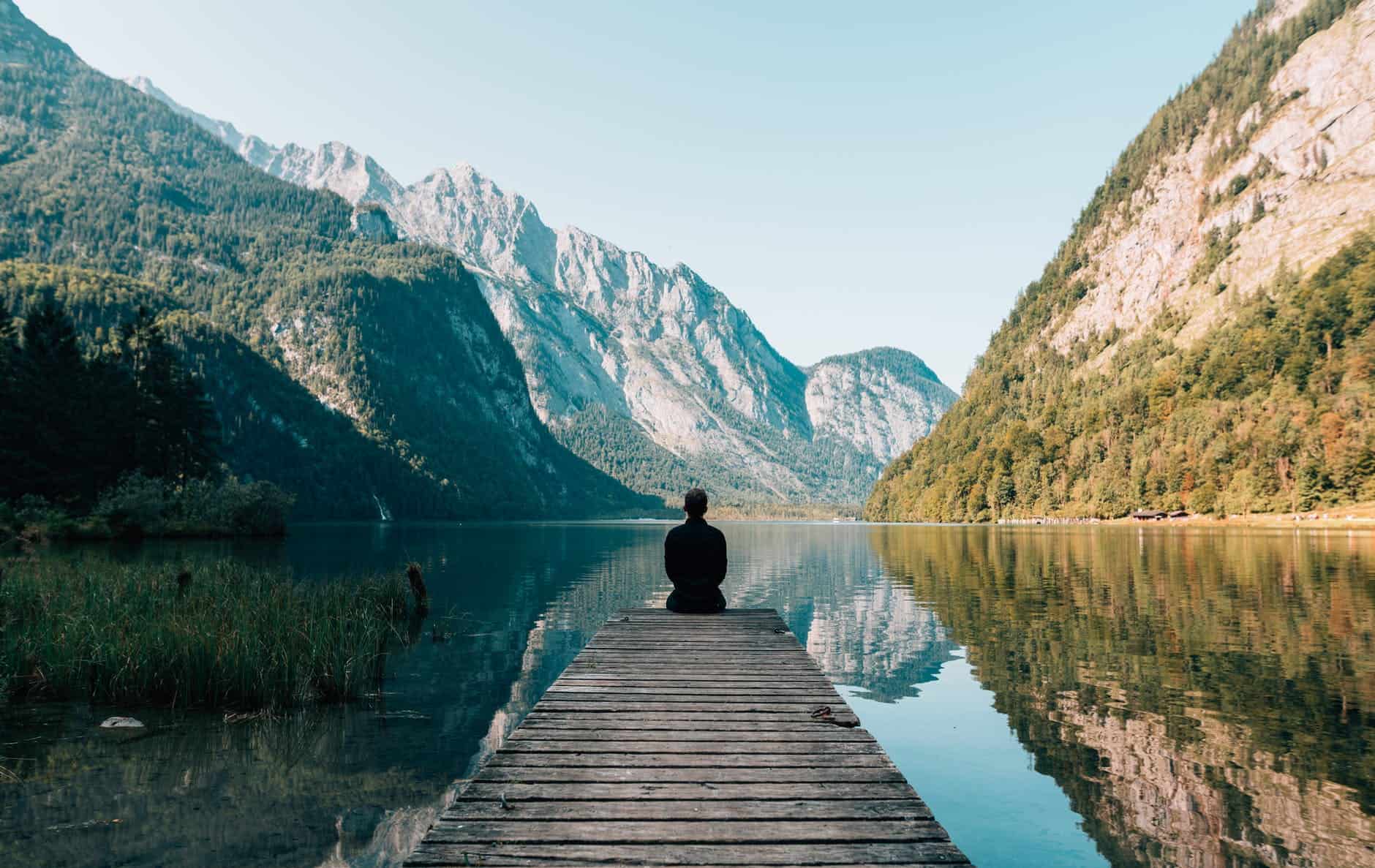 《第二座山》讀後心得:一個人走得快,一群人走得遠 2 a person sitting on wooden planks across the lake scenery