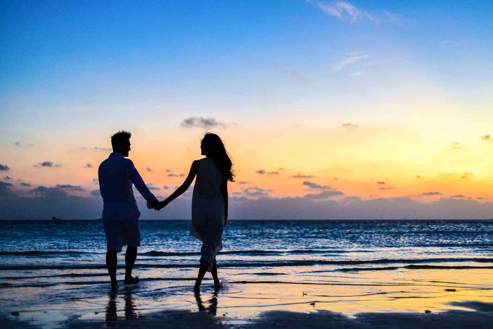 《揭開自己的謊言》讀後心得:敞開心胸接納真實 3 man and woman holding hands walking on seashore during sunrise