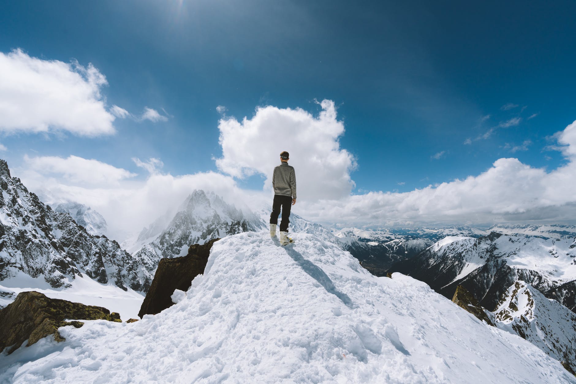 《權衡》讀後心得:我第一次讀孫子兵法的四個感想 3 person standing on slope glacier mountain