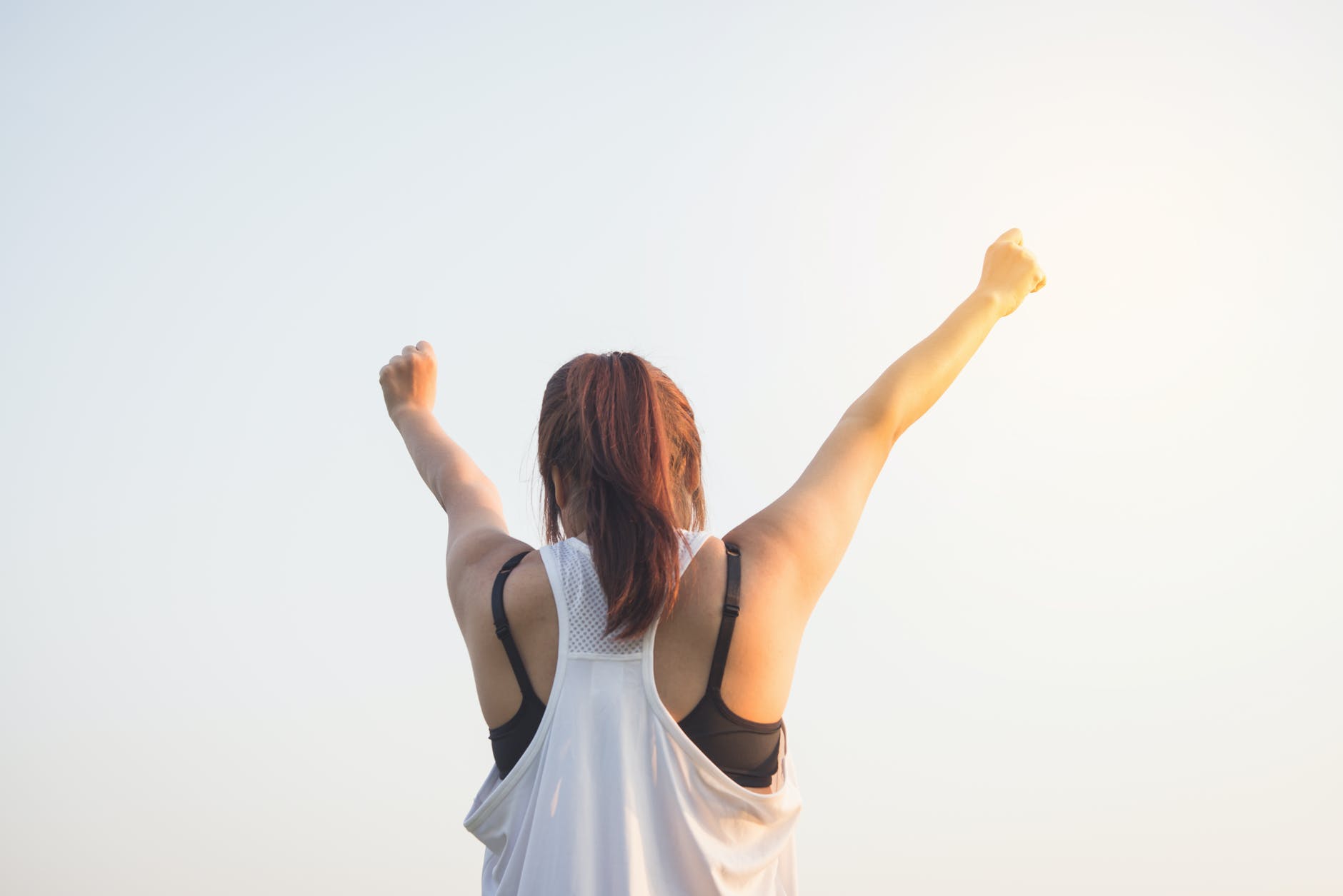 《權衡》讀後心得:我第一次讀孫子兵法的四個感想 4 woman wearing black bra and white tank top raising both hands on top