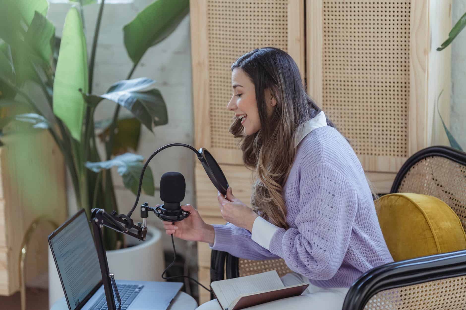 《最強提問力》讀後心得:學會提問比找答案更加重要 4 woman recording audio podcast on equipment