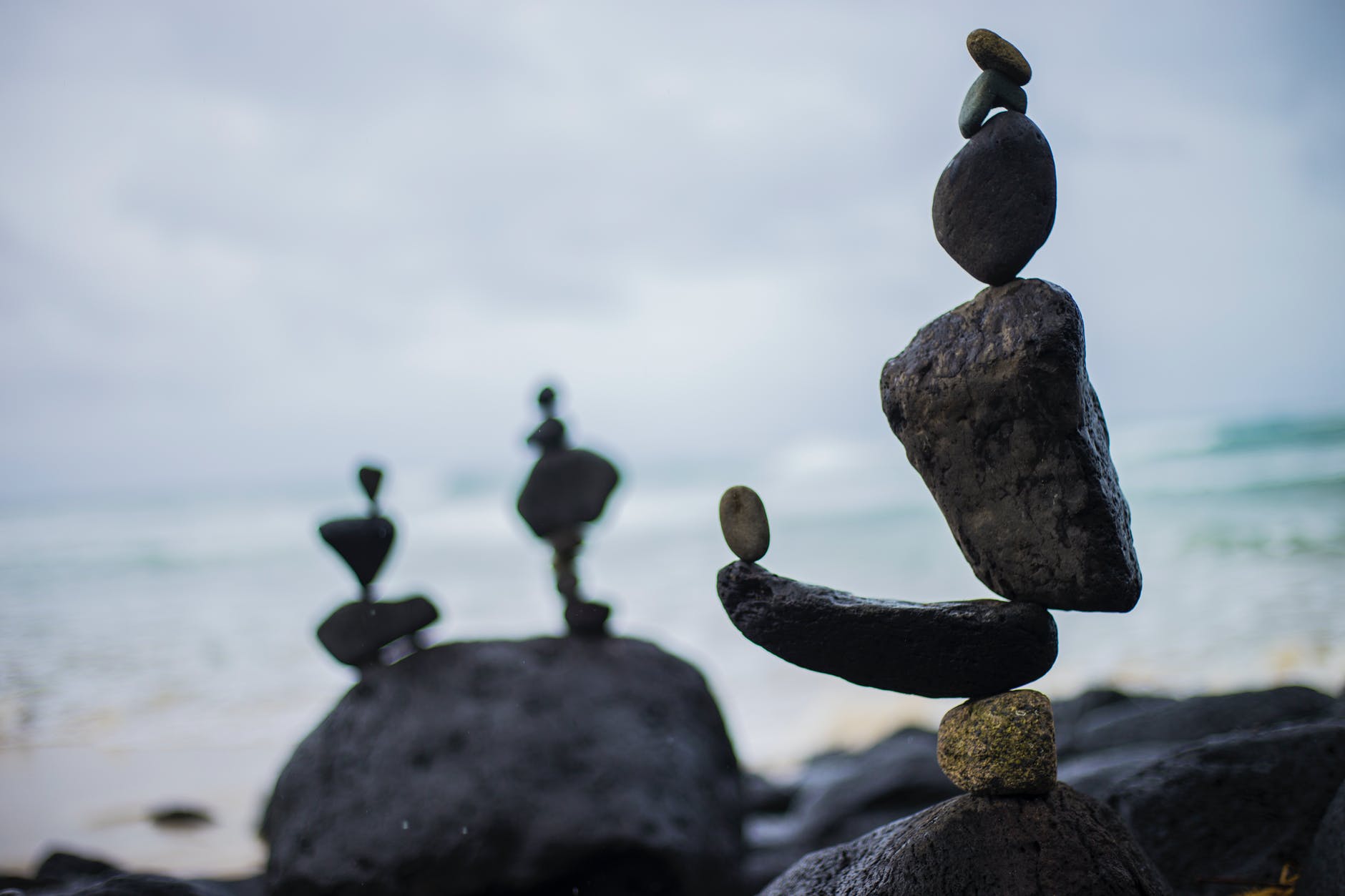 《跑鞋革命》讀後心得:Reebok 平凡樸實的起源故事 3 closeup photography of stacked stones