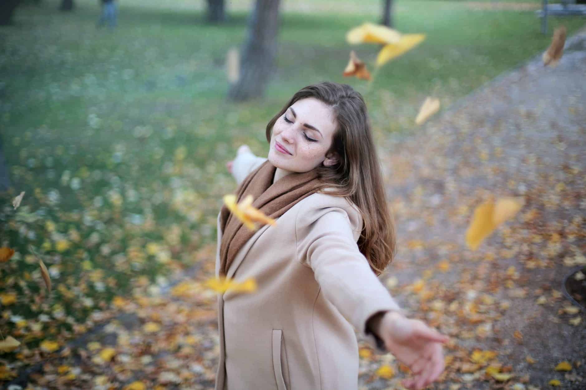 《快樂實現自主富有》讀後心得:雋永的人生智慧 3 woman open arms while closed eyes smiling photo