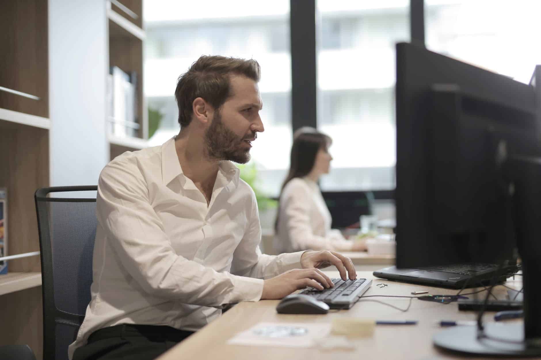 《哈佛商業評論最有影響力的30篇文章》讀後心得 3 thoughtful young bearded manager typing on keyboard while working on computer in modern office