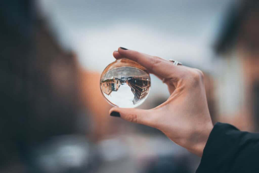 《我們為什麼要讀書?為什麼要工作?》讀後推薦心得 4 selective focus photography of woman holding clear glass ball