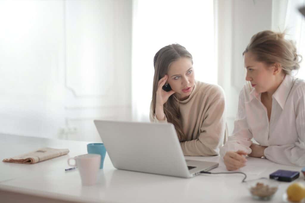 《職場天賦》讀後心得:實用的職涯指南和三個重點 3 Thoughtful coworking women discussing project in home office
