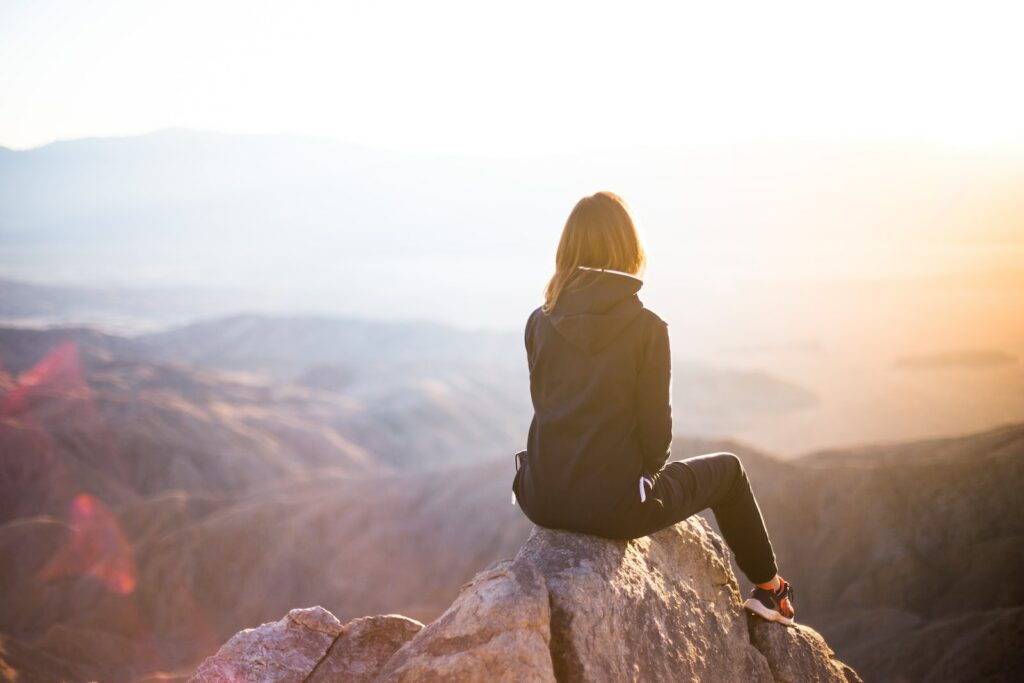 《習慣紅利》讀後心得:改變習慣的好處和四個步驟 2 person sitting on top of gray rock overlooking mountain during daytime