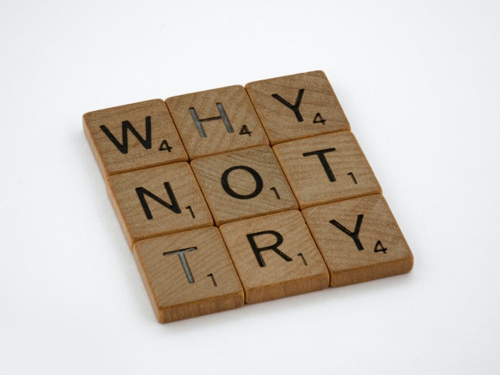 《編劇,我想當個好人》讀後心得:輕鬆入門道德倫理學 3 brown wooden blocks on white surface