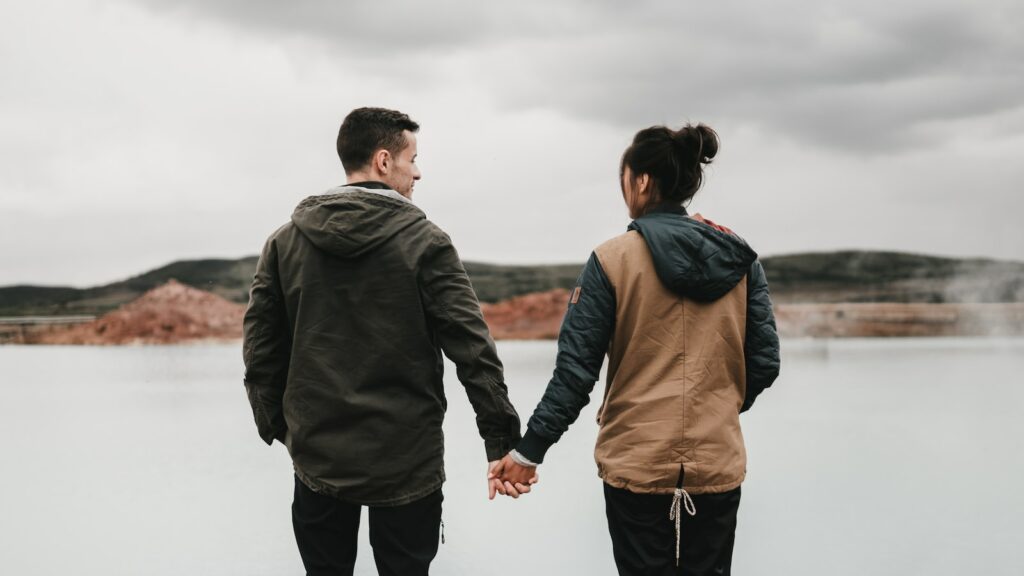 《情緒勒索》讀後心得與透過作者訪談的解讀視角 3 couple holding hand front of body of calm water with mountain distance