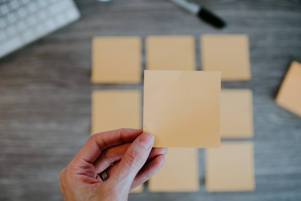 《知識複利筆記術》讀後心得和我推薦這本書的原因 4 person holding white printer paper
