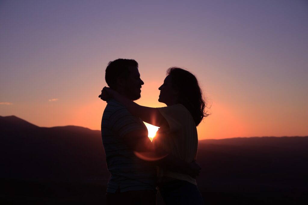 《愛的藝術》讀後心得:佛洛姆最經典之作與四個重點整理 3 silhouette of hugging couple