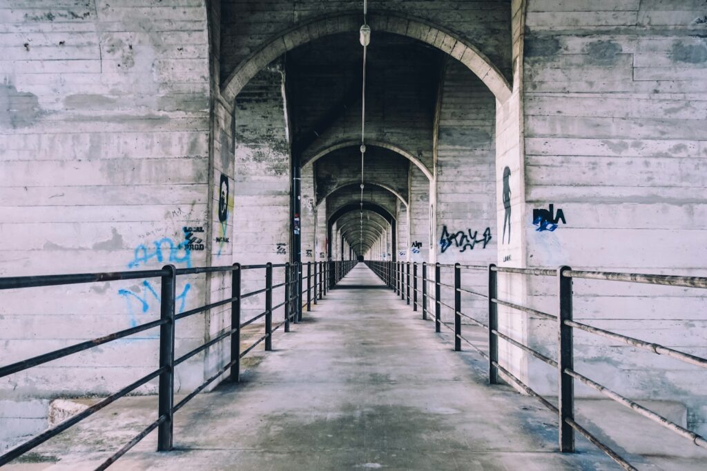 《無限賽局》圖文心得:重新定義人生這場「限時賽」 2 empty hallway