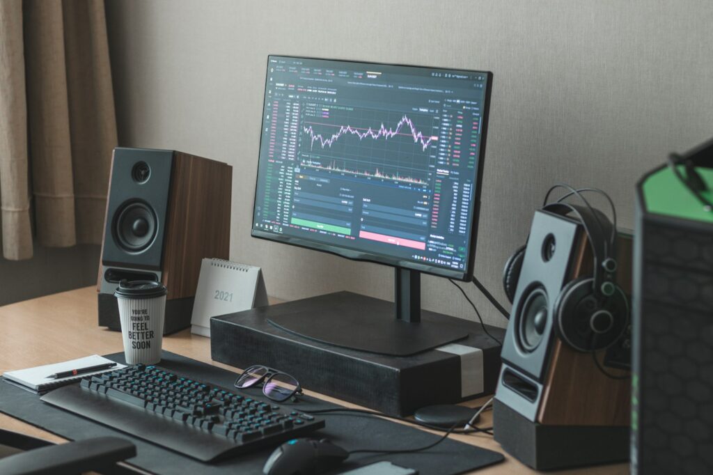 《致富的特權》讀後心得:房價飆漲薪資停滯的原因是什麼? 3 black flat screen computer monitor turned on beside black computer keyboard
