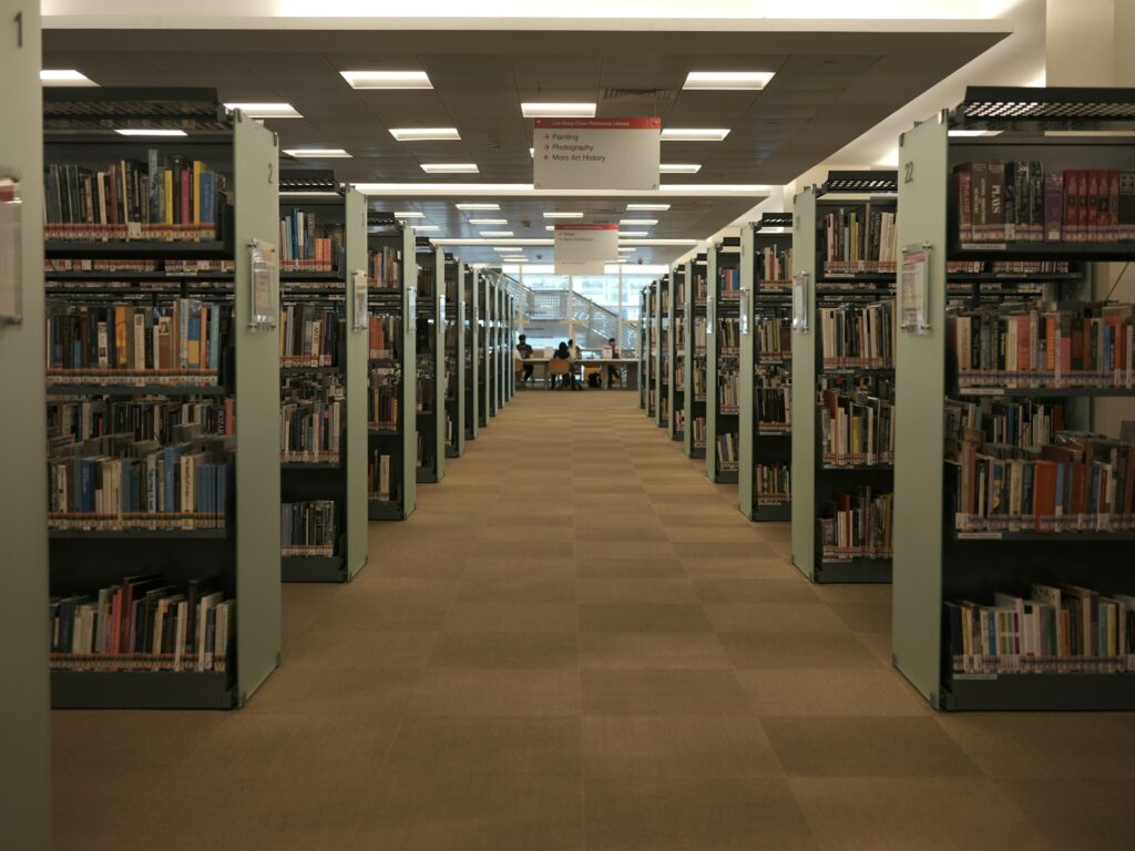 《連結》讀後心得:六個重點看懂哈拉瑞新書談 AI 資訊革命 4 brown wooden book shelves on brown floor tiles