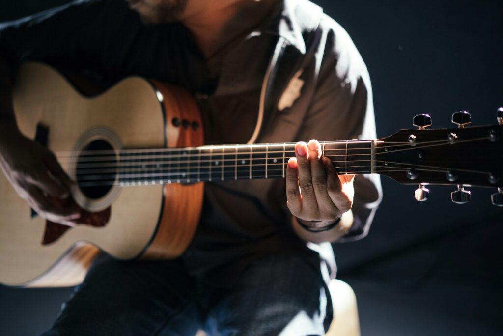 《創造力的修行》讀後心得:最觸動我靈魂深處的五個啟發 2 person playing guitar
