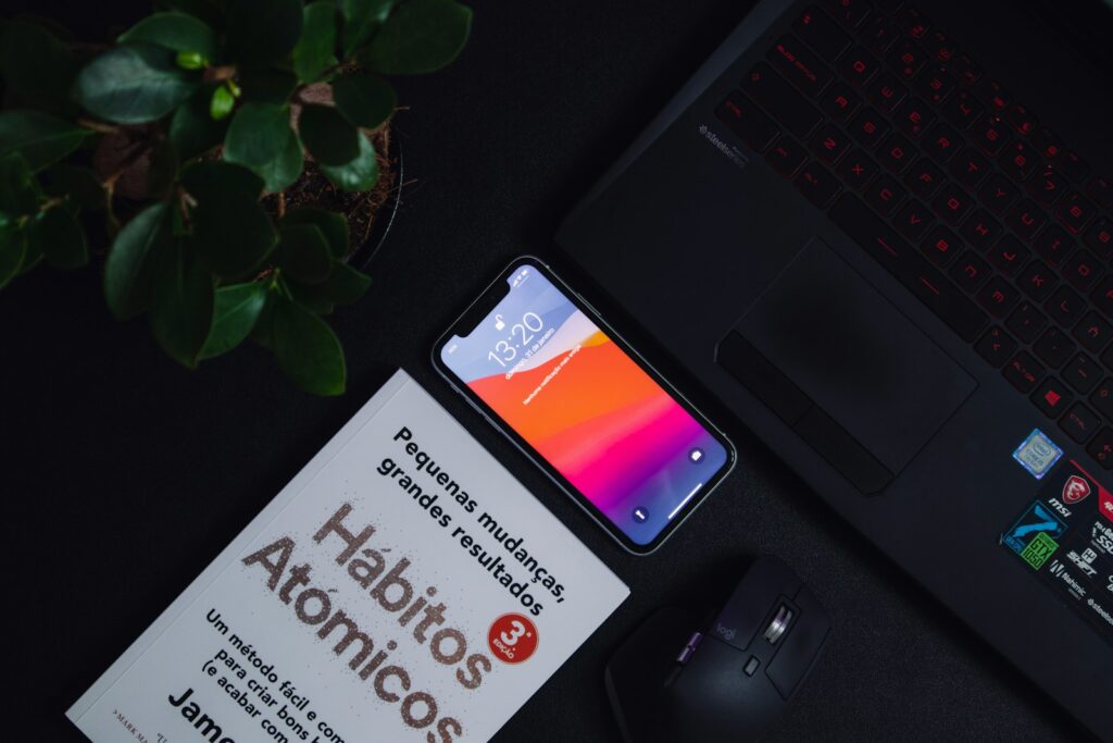 習慣養成總是失敗?學會習慣堆疊,四步驟輕鬆養成好習慣 3 black and red smartphone on black laptop computer