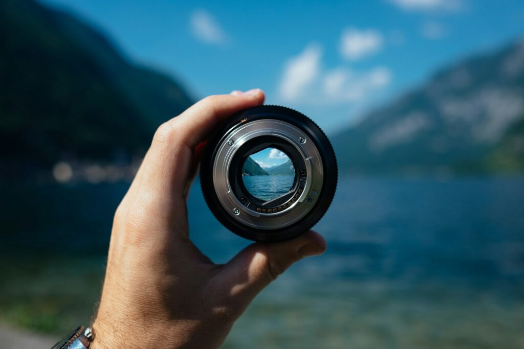 《專注力協定》讀後心得:從此不再分心、心無旁鶩的三步驟 2 person holding camera lens