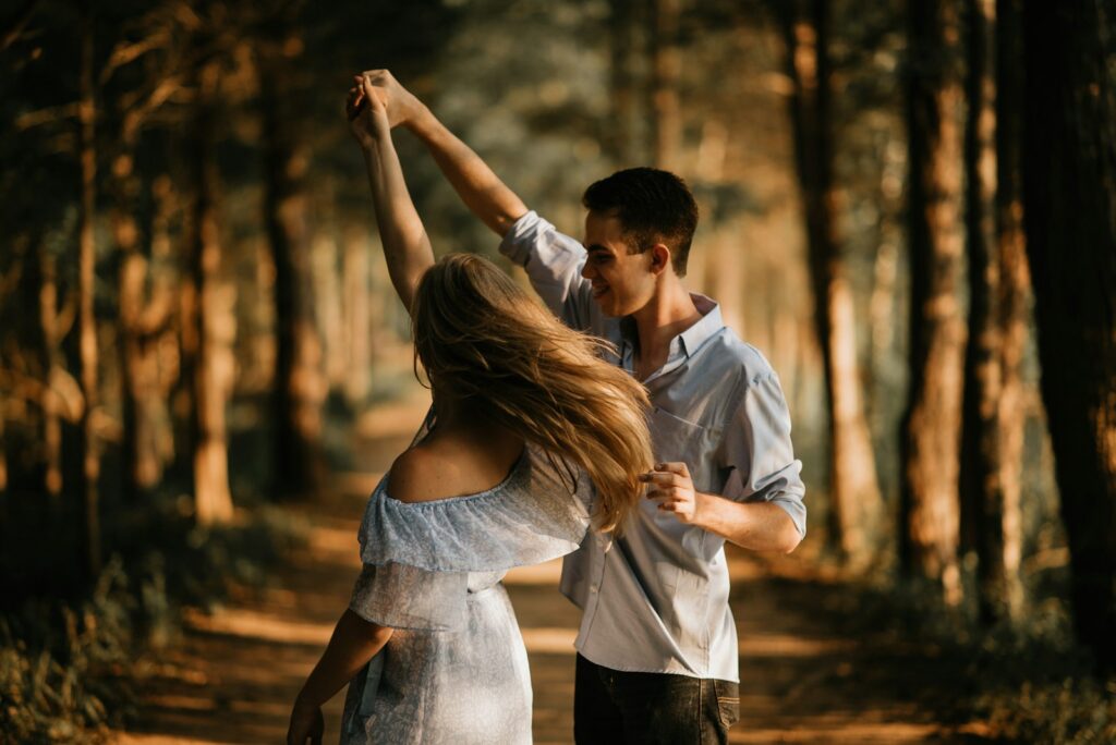 《你要如何衡量你的人生?》讀後心得:成功人生的四個重點 3 man and woman dancing at center of trees