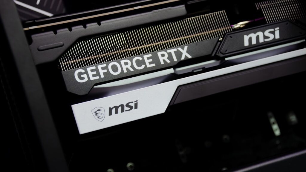 《輝達之道》讀後心得:黃仁勳 AI 晶片帝國的 9 個重點摘錄 4 A close up of a computer screen with the word geforcertx on it