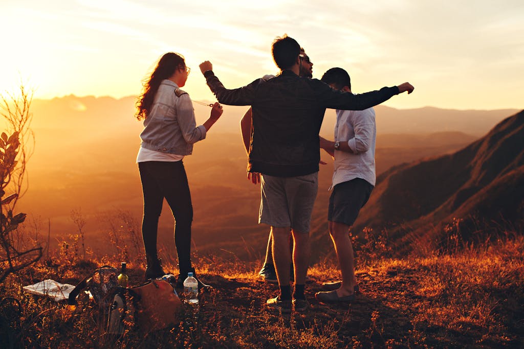 《佛畏系統》讀後心得:被書名耽誤的好書與三個實用觀念 4 Joyful group of young adults enjoying a sunset view in a mountainous landscape in Brazil.