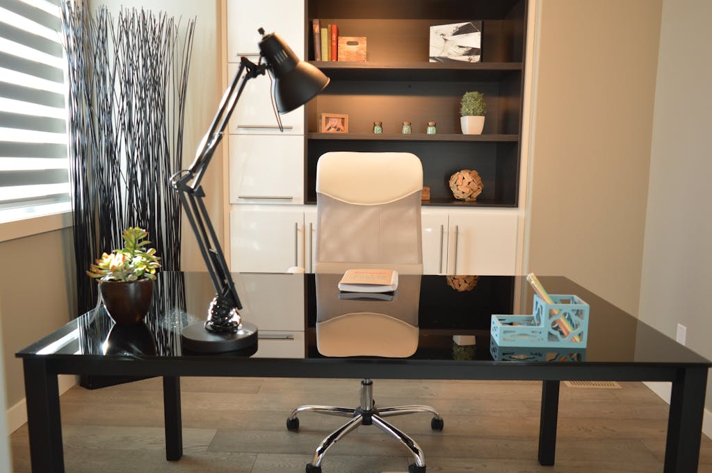風水到底是迷信還是科學?風水大師釐清常見錯誤觀念 4 Stylish modern office workspace featuring a black desk, lamp, and white chair with shelving.