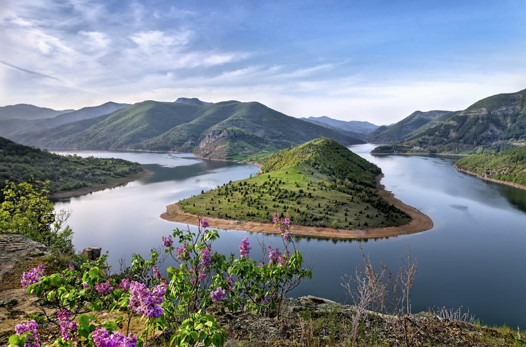 為什麼我發起每週讚美挑戰?一個中產階級的慣習覺醒 6 Beautiful view of the Arda River curving through lush green hills on a clear day.