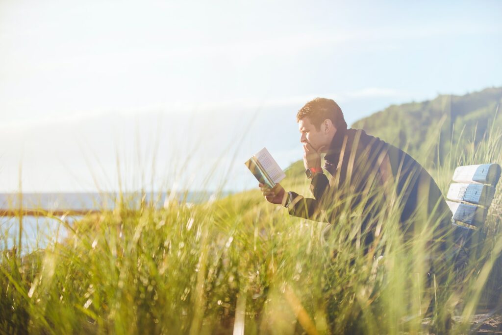 專訪 Heptabase 創辦人詹雨安,他如何閱讀、學習和管理知識? 2 man reading book on beach near lake during daytime